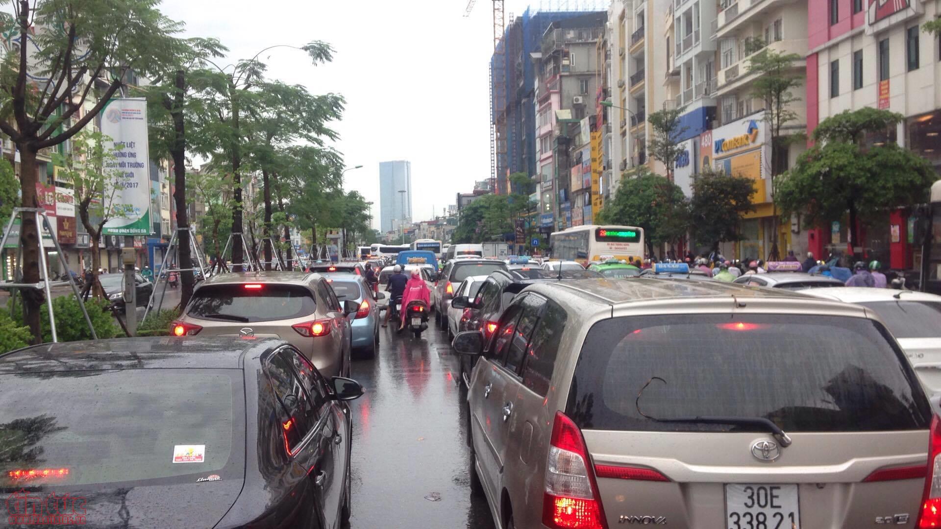 Hà Nội mưa lớn, ngập và ùn tắc tại nhiều tuyến đường ảnh 6